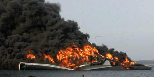Kapal canggih TNI AL KRI Klewang terbakar