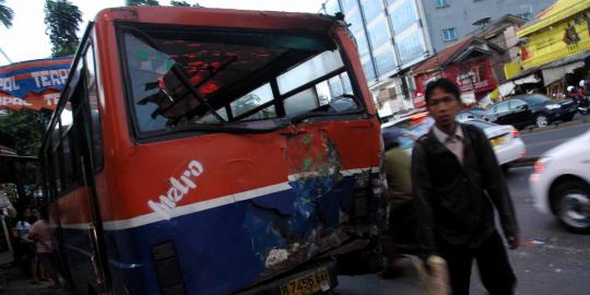 Ugal-ugalan, sopir Metromini dikeroyok hingga babak belur