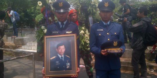 Pilot Norman dimakamkan di TPU Sirnaraga, Bandung