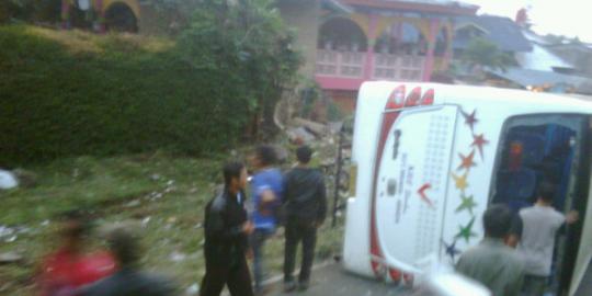 Bus terbalik di Puncak, 13 penumpang luka