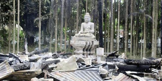 Demonstran bakar lima kuil Buddha di Bangladesh