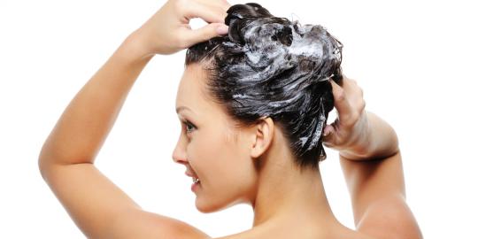 Tips perawatan alami untuk rambut kering