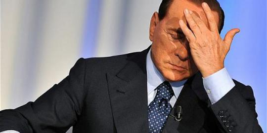 Video Berlusconi tidak mau kelihatan pendek