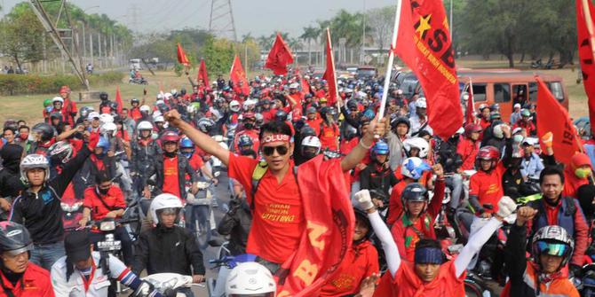 Buruh pecahkan kaca kontainer yang operasi di Tanjung 