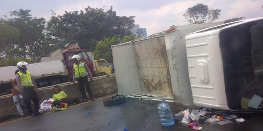  Truk  Aqua  terbalik di tol galonnya menggelinding di jalan 