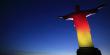 Patung Kristus sang Pengampun bermandikan cahaya bendera Jerman