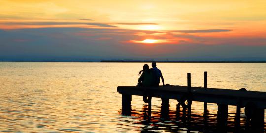 Pilih teman atau pacar? Ini solusinya!