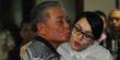 Ciuman dukungan sang ayah jelang sidang Angie