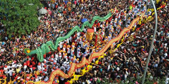 Dua naga di antara arak-arakan Taopekong