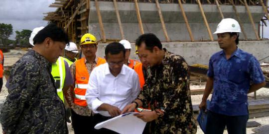 Bayang-bayang Pak Sum di Atas Laut Benoa  