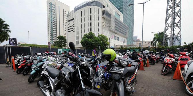 Tarif parkir mobil dan motor di mal Jakarta naik | merdeka.com