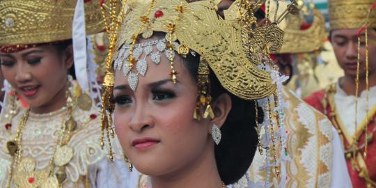 Cantiknya gadis Lampung saat Karnaval Tapis