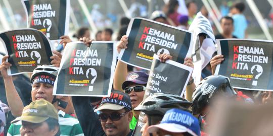 Dukung KPK, mahasiswa Solo ramai-ramai berjalan mundur | merdeka.com