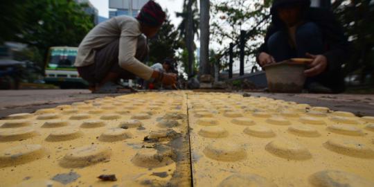 Pembangunan jalur khusus tunanetra di Sudirman