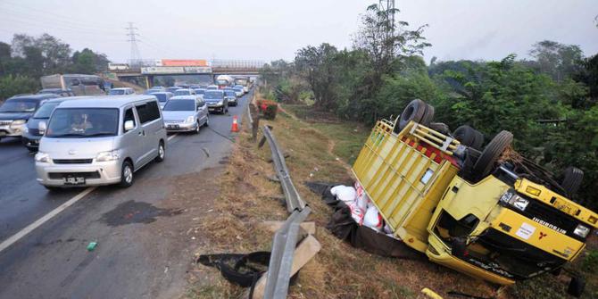 Kelebihan muatan truk  nyaris nyemplung ke BKT merdeka com