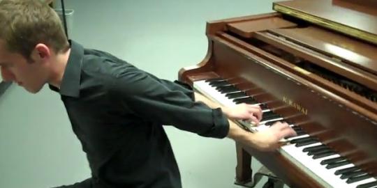 Orang ini bisa memainkan piano dengan pelbagai gaya