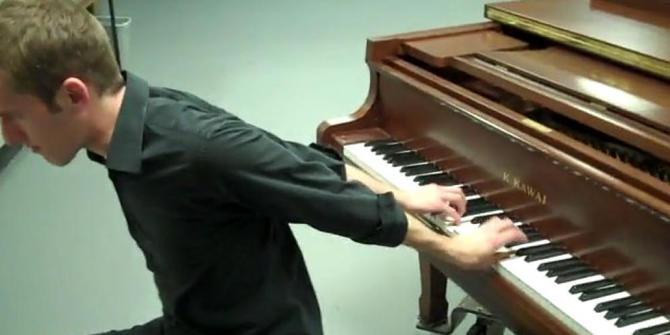  Orang ini bisa memainkan piano dengan pelbagai gaya 