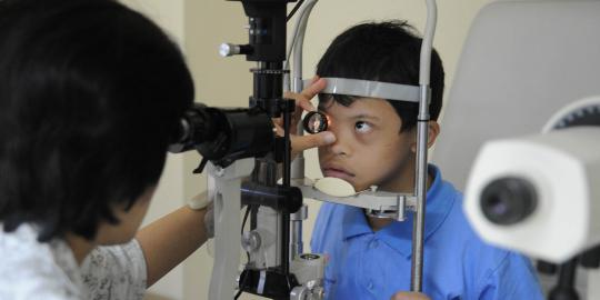 Murid sekolah down syndrome mengikuti periksa mata