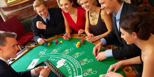 Adu poker di atas papan blackjack berukuran 2.226 meter persegi