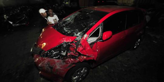 Mobil pengendara setengah bugil dirusak massa
