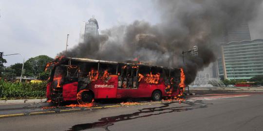 Feeder bus TransJakarta terbakar di Tol Jakarta-Cikampek