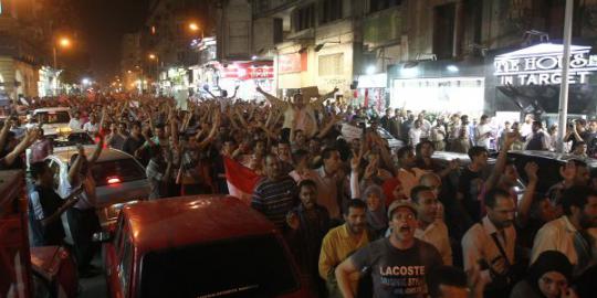 Massa pendukung dan penentang Mursi bentrok di Lapangan Tahrir