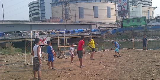 Lapangan bola di Jakarta cuma 18, anak-anak ujungnya tawuran