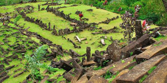 Batu wajah manusia di Garut bisa menangis & menitikkan air mata