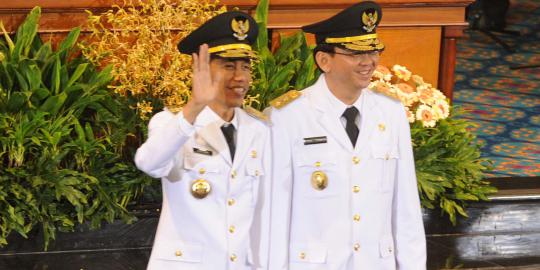Hari pertama kerja, Jokowi pakai sepatu kets dan kemeja
