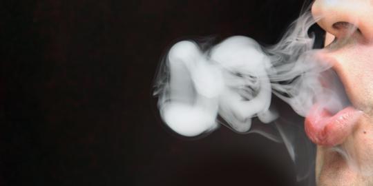 Awas, merokok bisa sebabkan katarak!