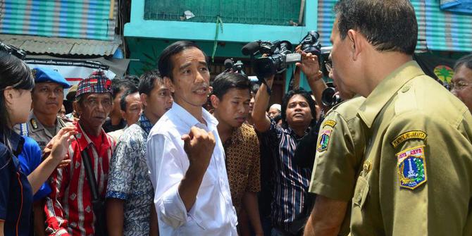  Pakai  kets kemeja  putih  Jokowi bantah ikuti gaya  Dahlan 