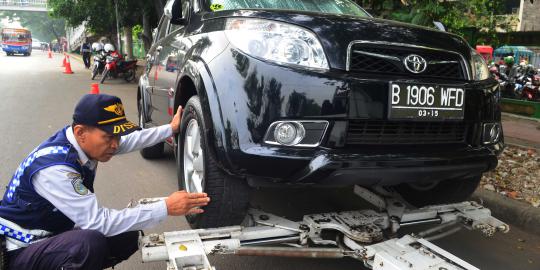 Mobil parkir liar di Jalan Pemuda diderek