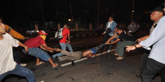 Mahasiswa UKI dan YAI tawuran Jalan  Diponegoro ditutup 