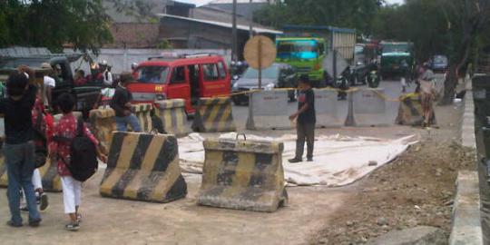 Jalan di Cilincing ambles, lalu lintas macet parah