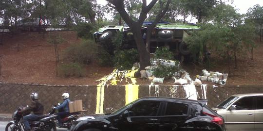 Truk bermuatan cat terjun dari flyover UKI