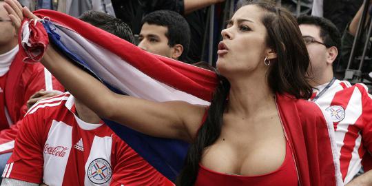 Suporter sepakbola cantik ini selalu tampil seksi di tribun