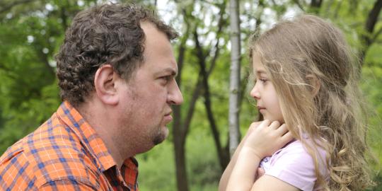 5 Cara menghadapi anak yang sensitif