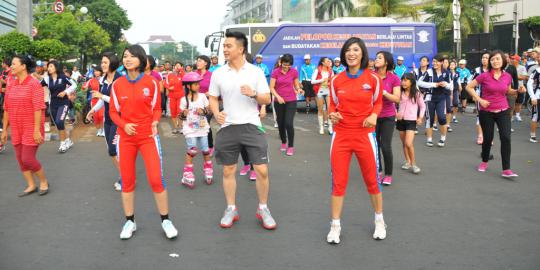 Polwan cantik joget Gangnam Style di Bundaran HI