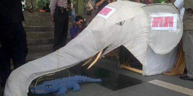 KPK dihadiahi gajah  Lampung dan boneka  buaya merdeka com