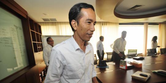 Pakaian dinas kekecilan, Jokowi pakai baju putih