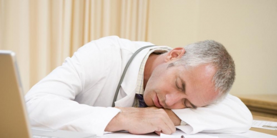 5 tingkah buruk anggota dpr di sidang paripurna