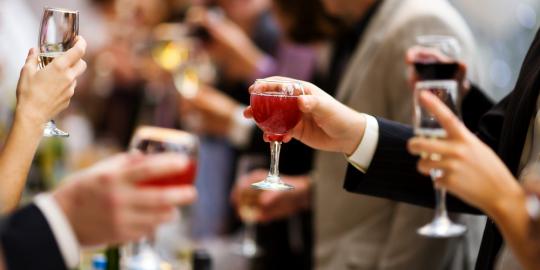 Minum alkohol turunkan risiko penyakit paru-paru?