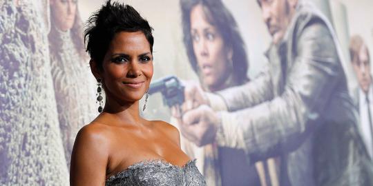 Halle Berry tampil seksi di pemutaran film "Cloud Atlas"