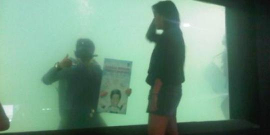 Mahasiswa luncurkan buku sambil menyelam di akuarium