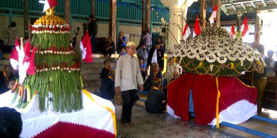 Idul Adha, ratusan warga Solo berebut gunungan kraton