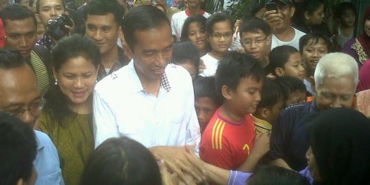 Istri setia dampingi Jokowi blusukan di jalanan becek
