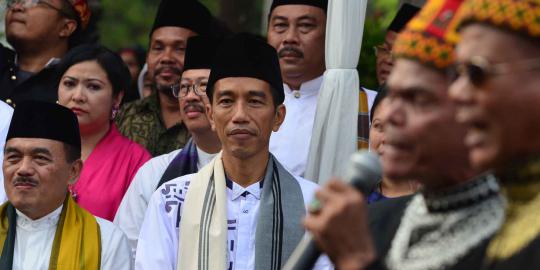Bergaya ala Betawi, Jokowi saksikan Kirab Budaya Jakarta
