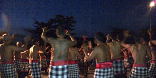 pendet dan tari piring