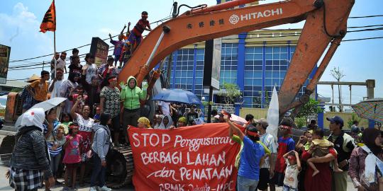 Tolak penggusuran, warga Muara Angke duduki back hoe