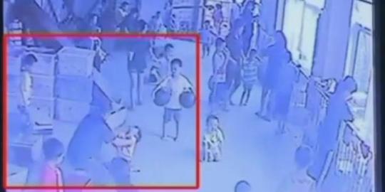 Video guru di China banting dan tendang murid